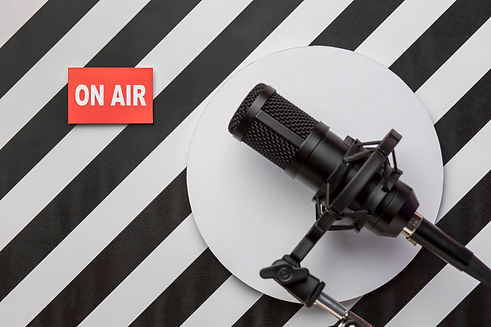 banner-y-microfono-de-transmision-de-radio-en-vivo.jpg