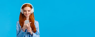 retrato-de-cintura-alta-apuesto-chica-universitaria-adolescente-foxy-en-auriculares-escuch