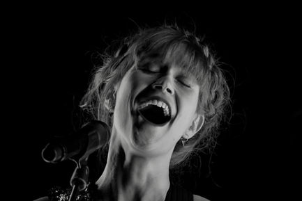 Photo de Léopoldine HH lors du concert au café de la danse