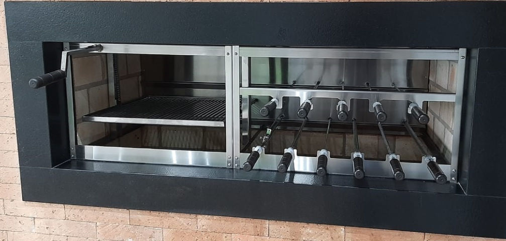 Churrasqueira rotativa com Grelha de levante manual