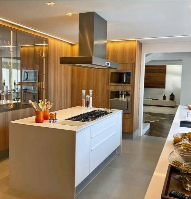Cozinha moderna com bancada ilha.