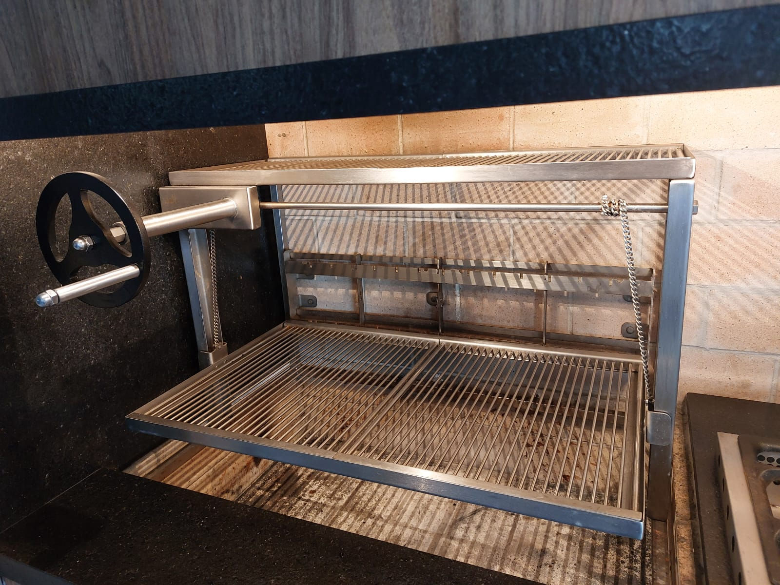 Suporte  para espetos com grelha de levante manual.