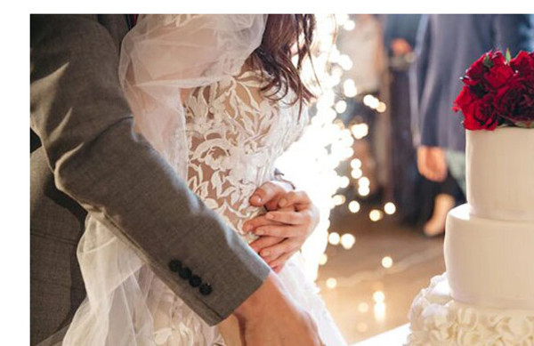 Couple mariés découpe wedding cake pièce montée mariage