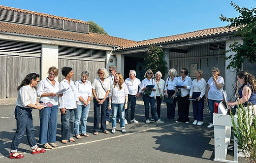 La chorale chante en choeur a Loix Ile de Re