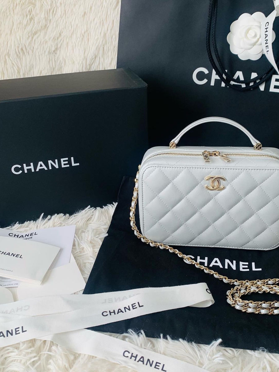 Authentic Chanel Vanity case with chain 22P collection