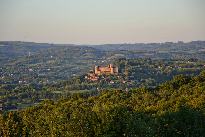 Vue sur la vallée et le château de Castelnau