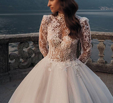 F2639 robe de mariée dentelle encolure manches.jpg