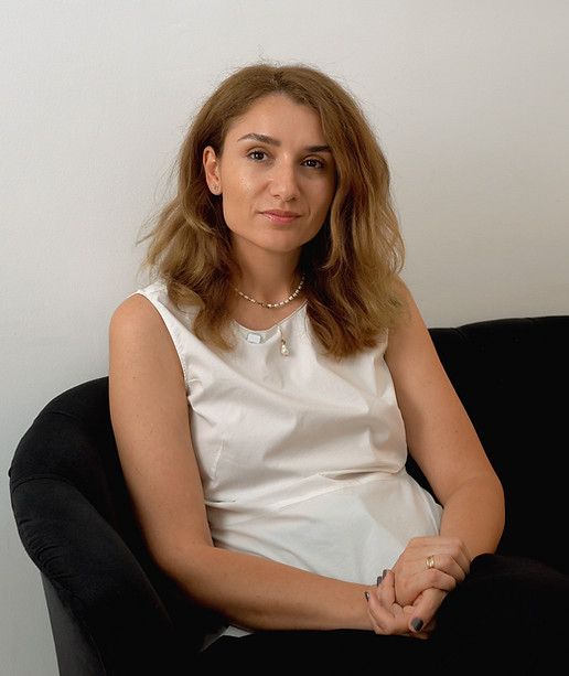 Poza de profil a doamnei doctor Elena Păun în cabinetul ei.