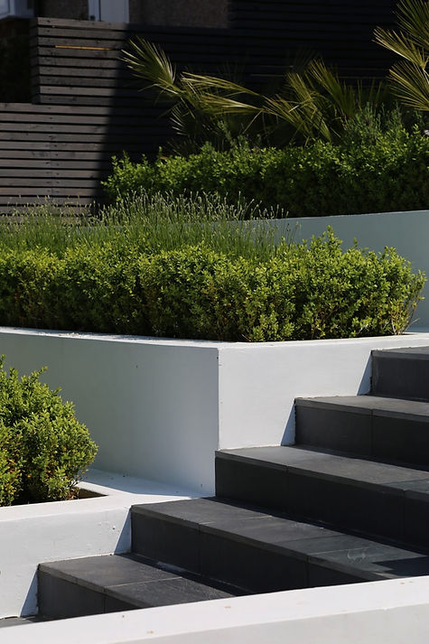 Garden bed retaining wall with water storage