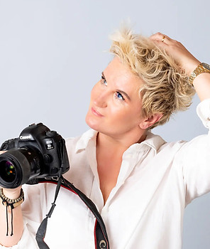 kobieta-pozujaca-do-zdjecia-z-aparatem-f
