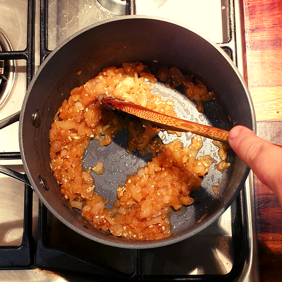 Just as the onions are finished, add the garlic and cook over a low heat for about 30 seconds.