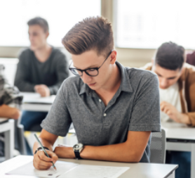 Homem jovem estudando
