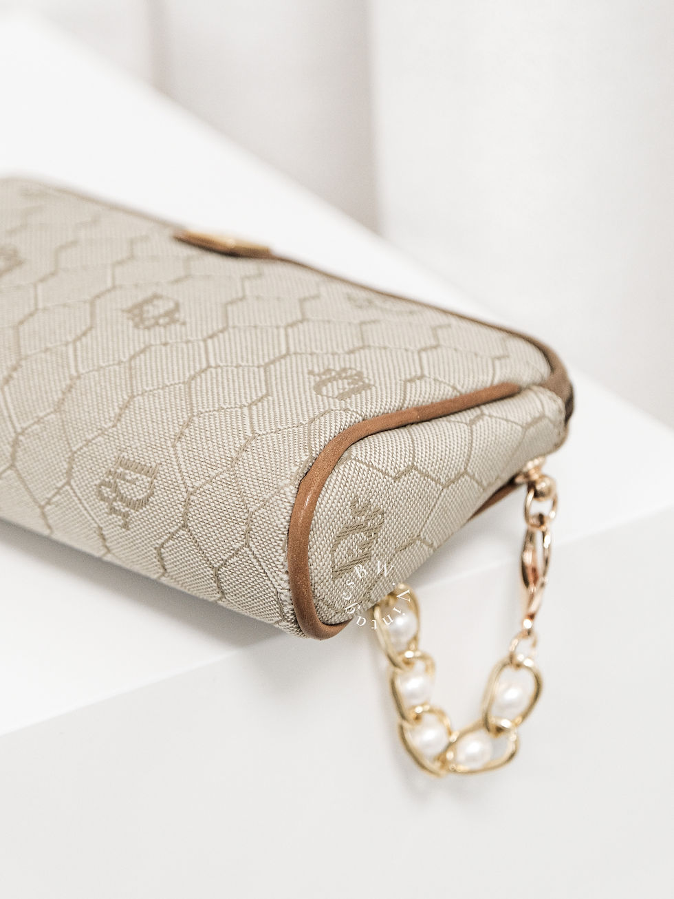 縮圖：Dior - Beige Honeycomb Pouch with Pearl Chain (Pre-Owned)