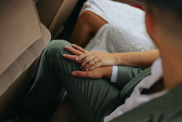 Intiem moment van bruid en bruidegom in de auto