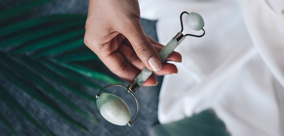 jade roller kézben tartva