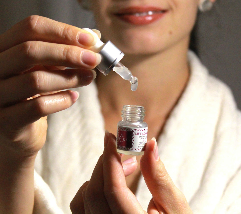 Közeli kép ahogy egy modell előre tartja a Dr Ékes szérumos üvegcsét és egyik kezével a pipettával csepegtet.