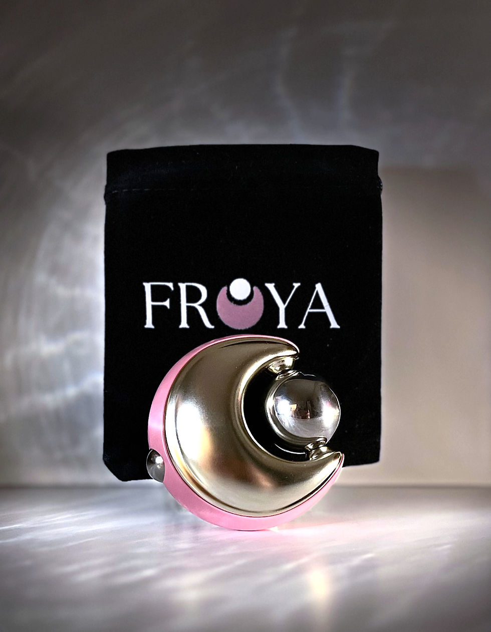 Froya ICE krio arcroller megvilágítva, ahogy egy FROYA feliratú táska előtt áll.