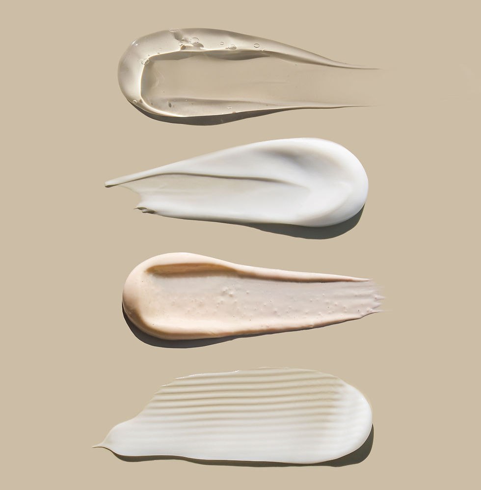 kozmetikai krémek nény pacába kenve bézs háttéren