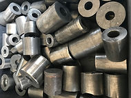 Sucata de buchas de metal duro de diversos diâmetros para avaliação e compra.