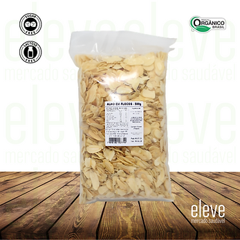 Produtos de mercearia em uma gôndula, leites, óleo de cocô entre outros.