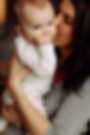 bébé main en bouche maman bisou.png