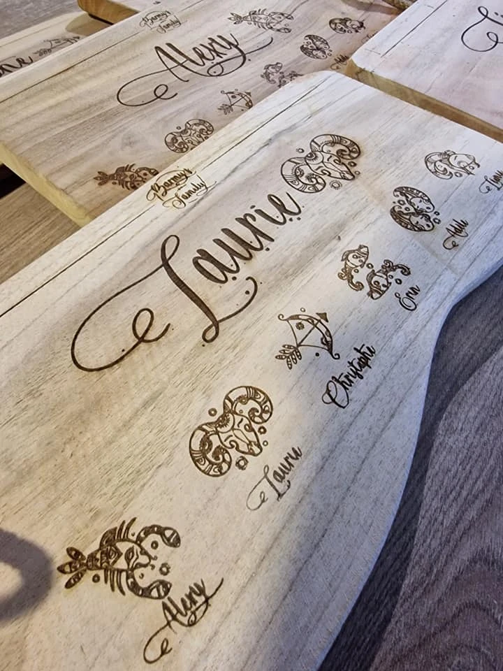 Planche a découpé gravée