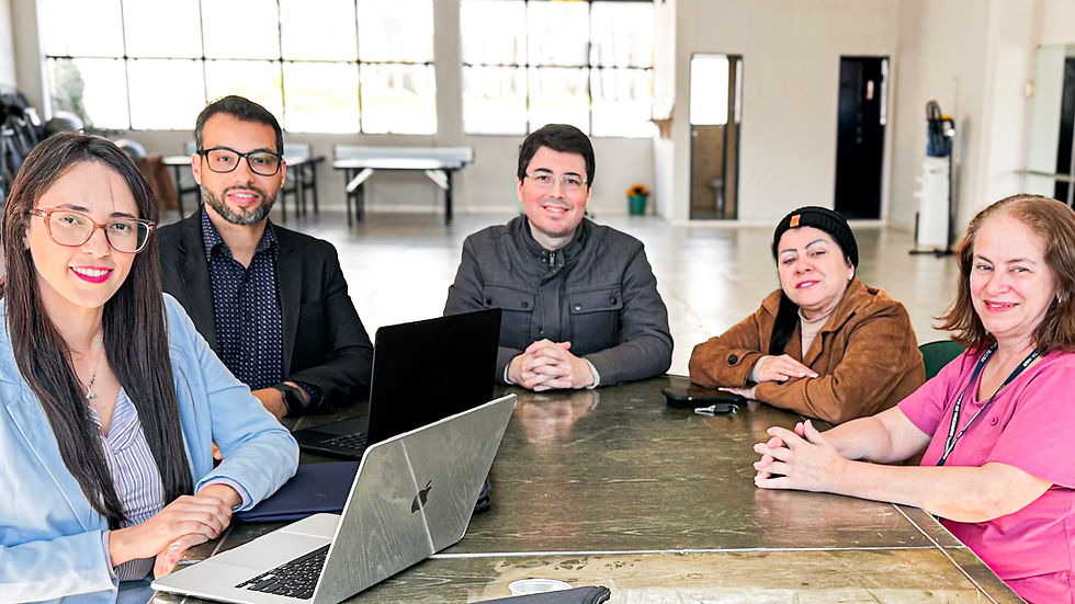 Foto: Consultores Camila Rodrigues e Clélison Barbosa, Secretário de Desenvolvimento Social Dr. Niedson Filho, a Presidente do CMI Sra. Rosângela Pastura e a Presidente do CMAS Sra. Regina Duarte.