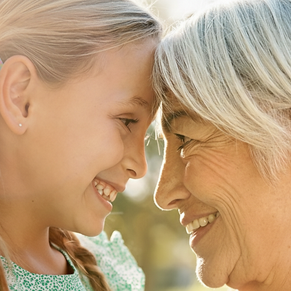 Grand-mère et petite-fille se regardant tendrement front contre front