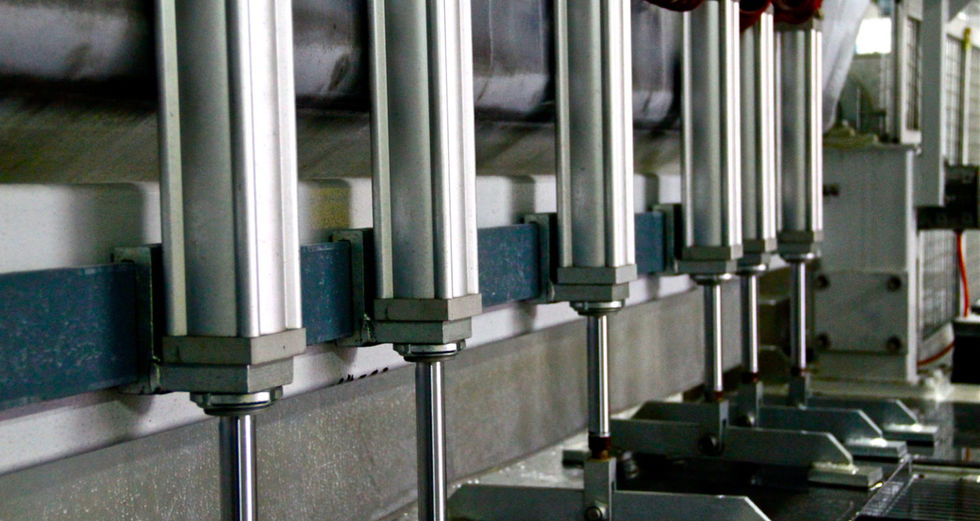 Machine pour travail d'éléments en pierre naturelle