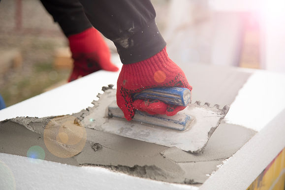 Ouvrier encolant une plaque d'isolation