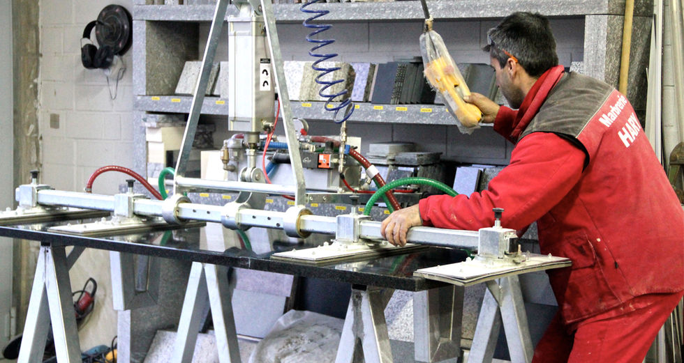 Ouvrier découpant un plan de travail en pierre naturelle