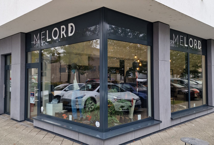 Film adhésif sur devanture de magasin