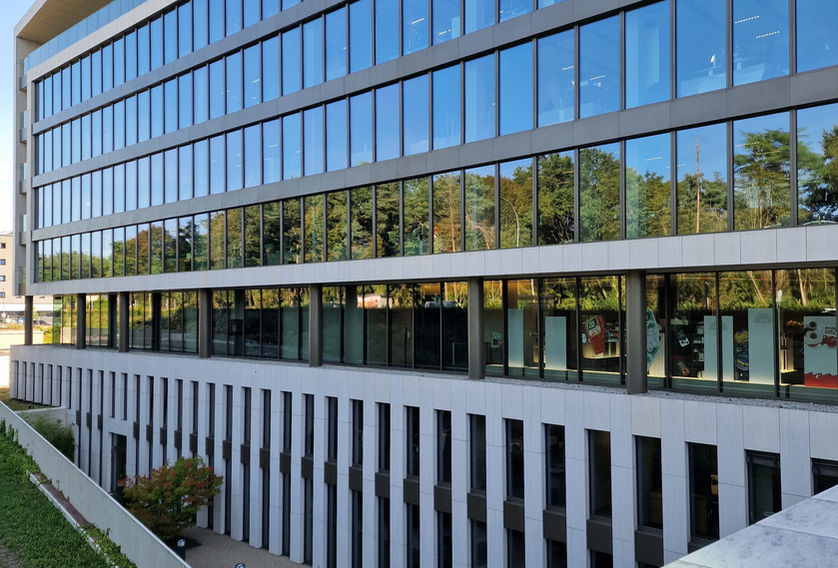 Film solaire sur devanture de bureaux