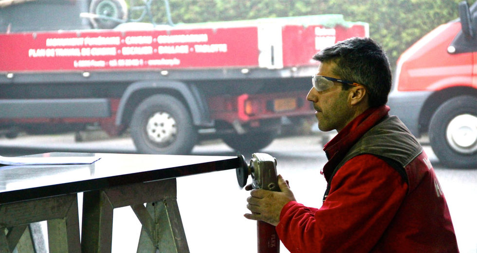 Ouvrier polissant un plan de travail en pierre naturelle
