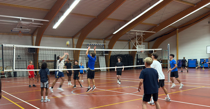 Jeunes du LASEL (activité volley ball)