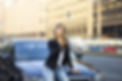 Femme lance clé de voiture