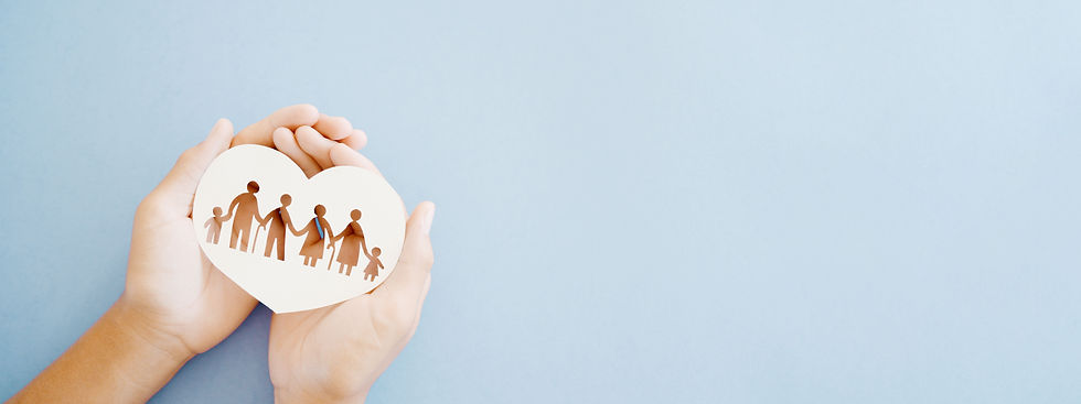 Coeur en papier avec découpages représentant une famille