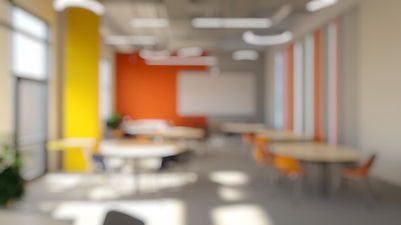 Arrière-plan défocalisé d'un intérieur de salle de classe lumineux et moderne avec tables rondes et murs colorés avec lumière naturelle et espace ouvert.