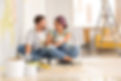 Jeune couple faisant des travaux de peinture