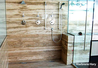 Espace douche avec revêtement mural en pierre naturelle
