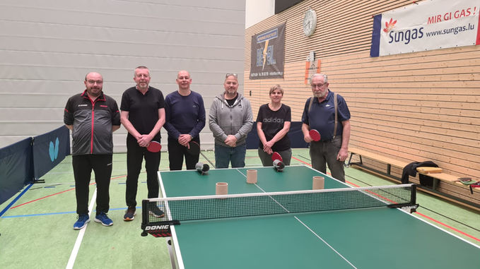 Groupe posant devant une table de ping-pong