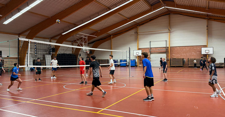 Jeunes du LASEL (activité volley ball)