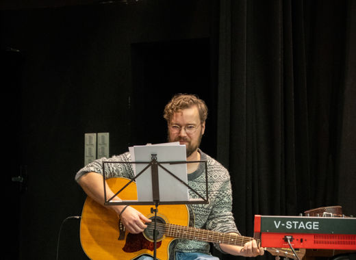 Groupe de musique au Marché de Noël au LHCE en 2025