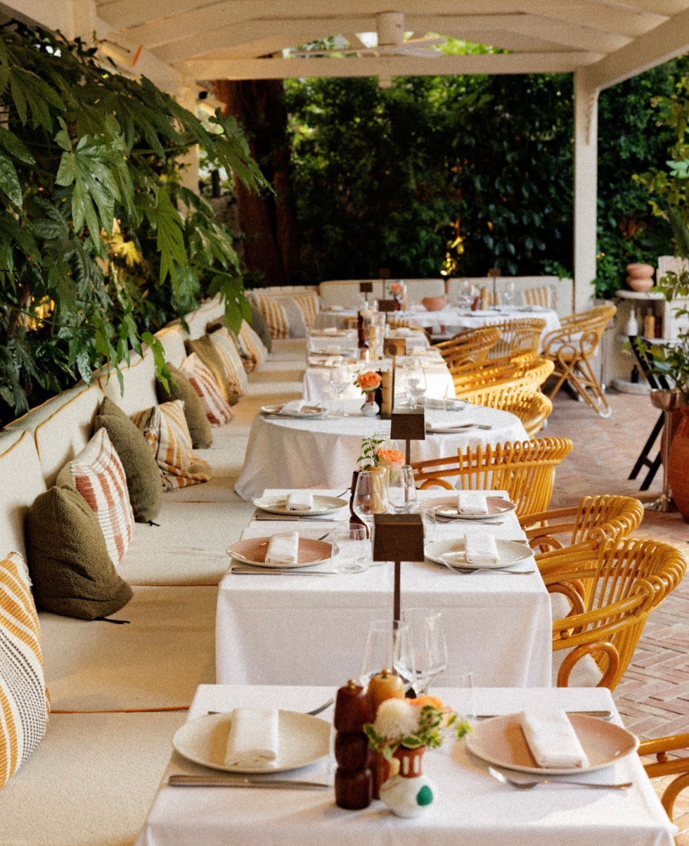 LUNCH AU BORD DE LA PISCINE À ST TROPEZ