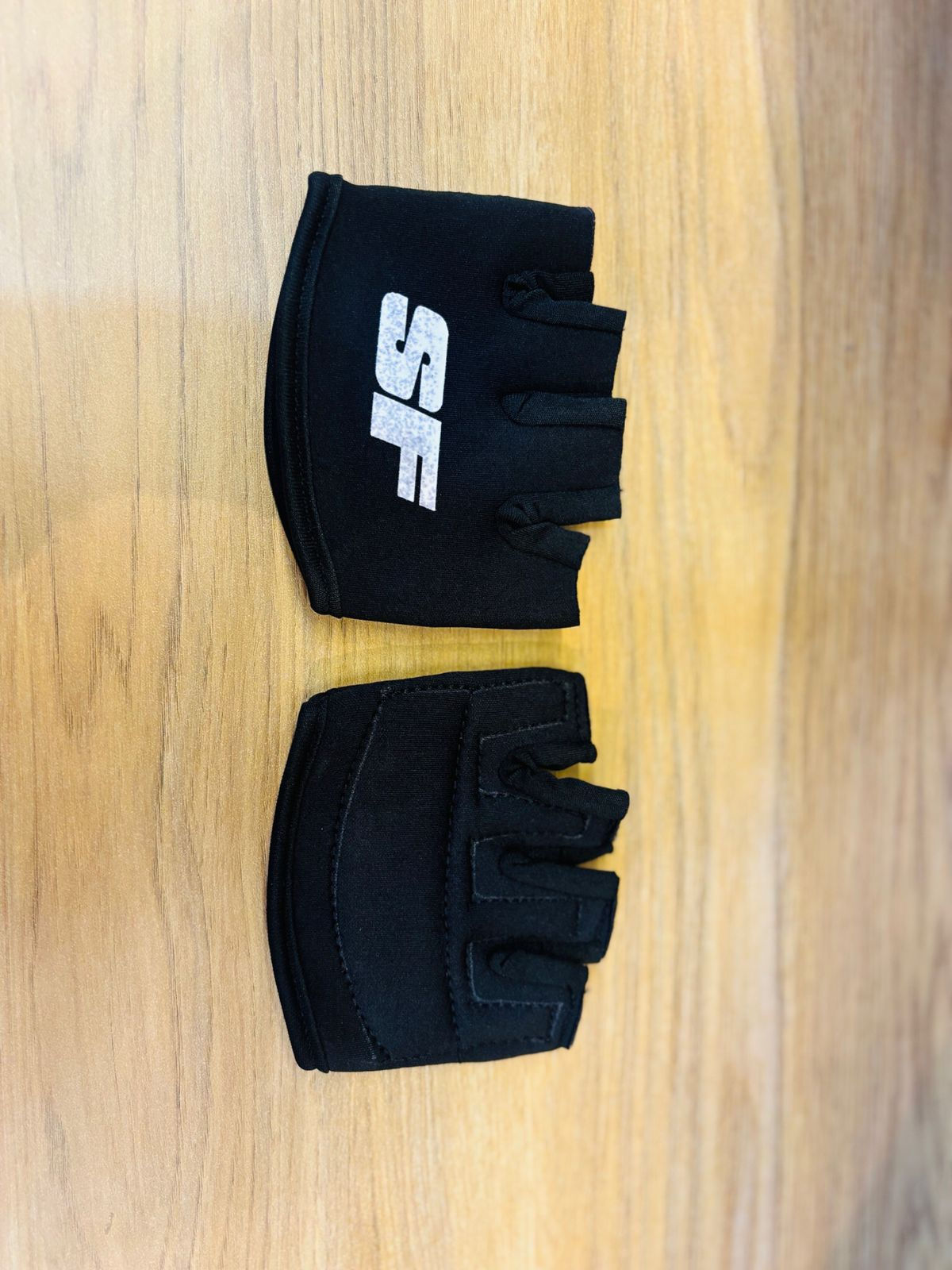 CRICKET FIELDING GLOVES