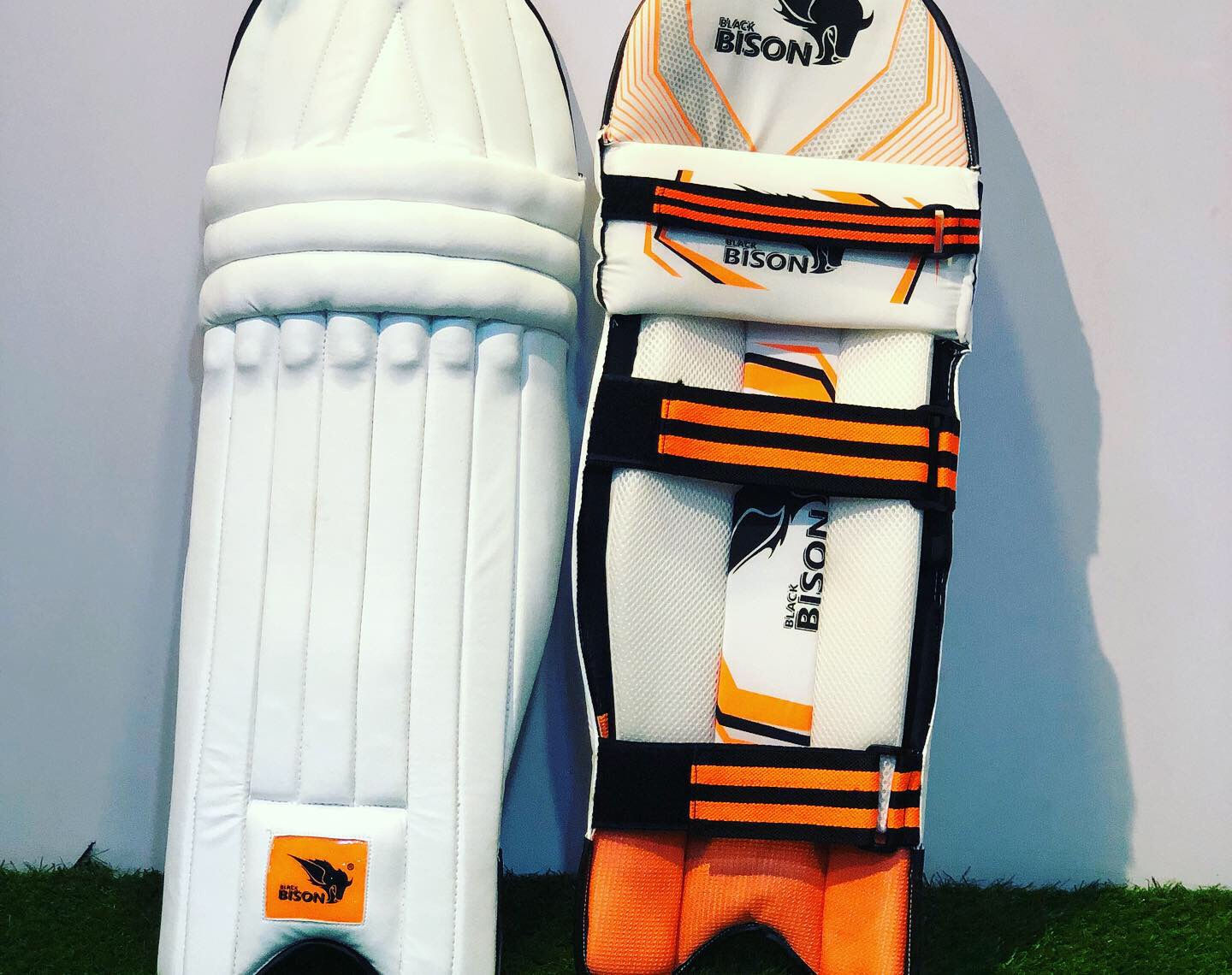 BATTING LEG GUARD DS ACADEMY WHITE