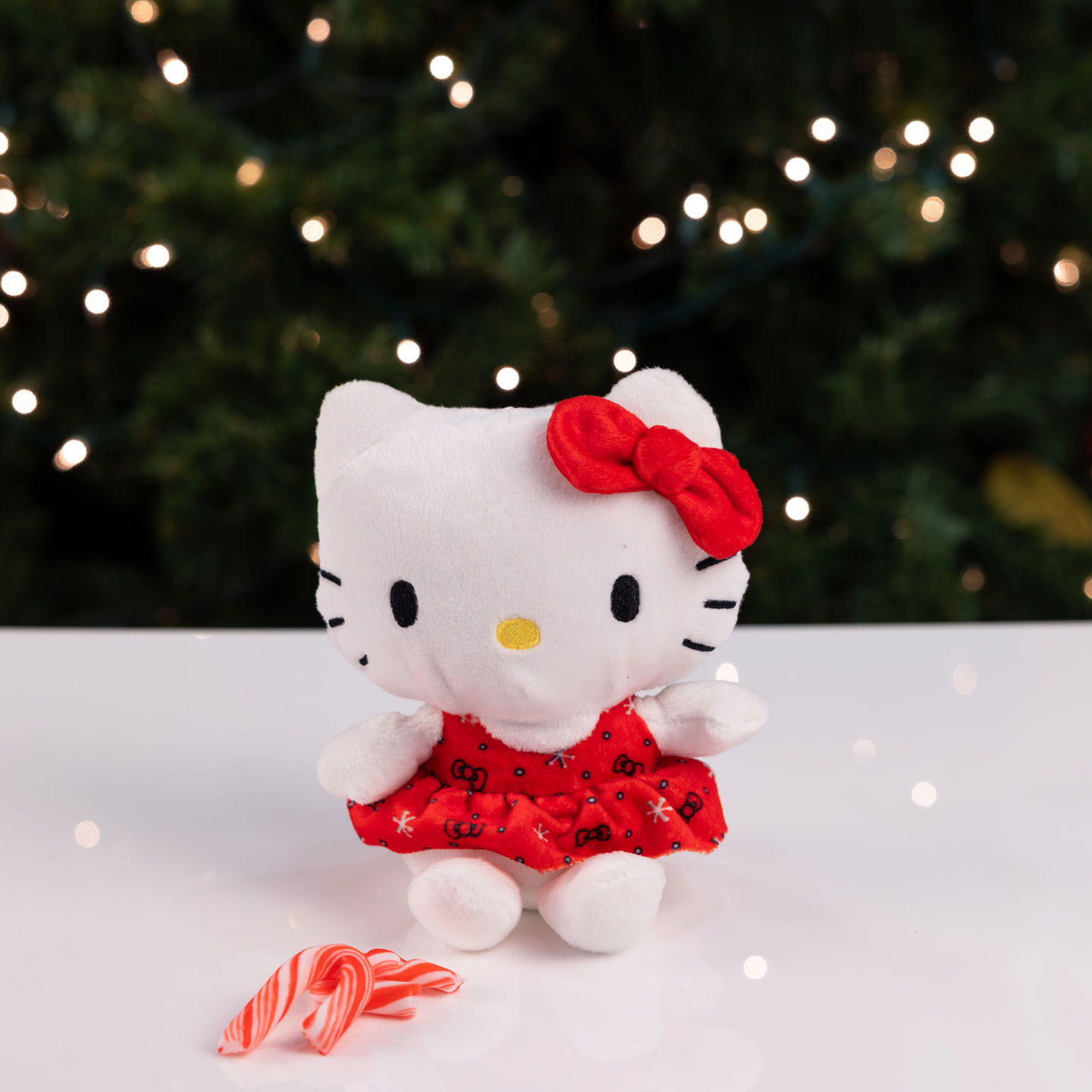 810143022_HELLO KITTY PLUSH WITH CANDY_HELLO KITTY_EC_LIFESTYLE_4