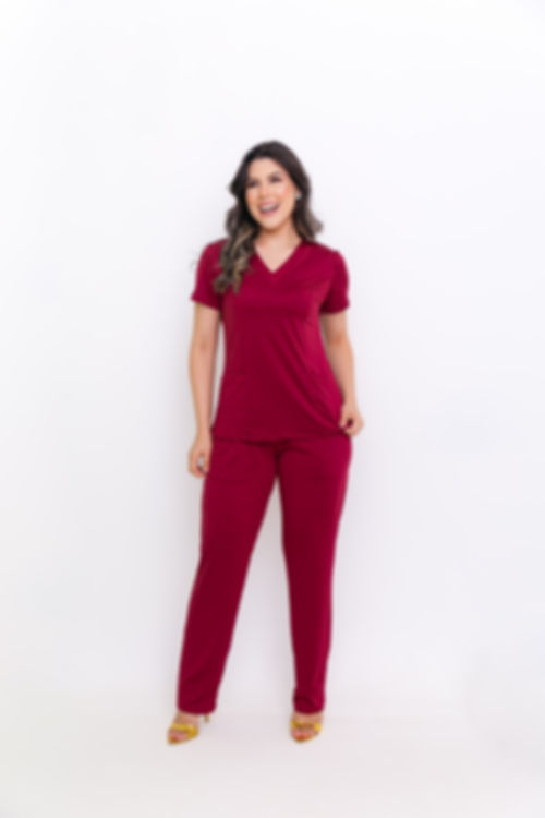 Mulher vestida com Scrub Vinho