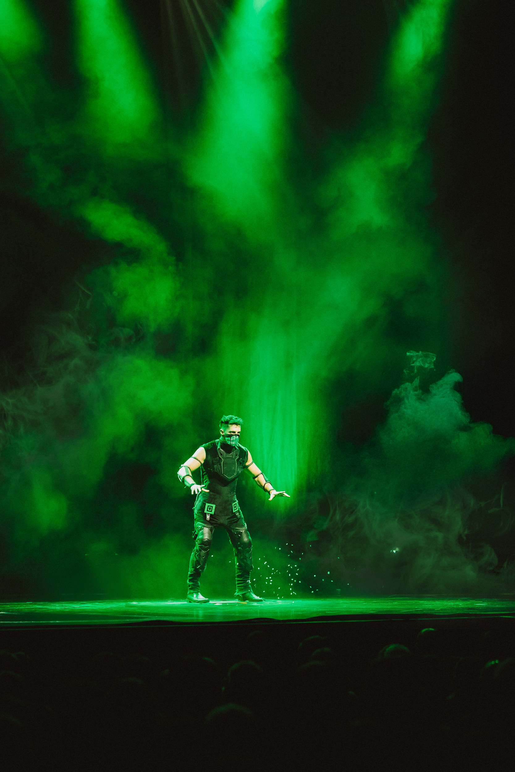 Florian Sainvet dans Human Robot à l’Admiralpalast, entouré de brume et de faisceaux verts