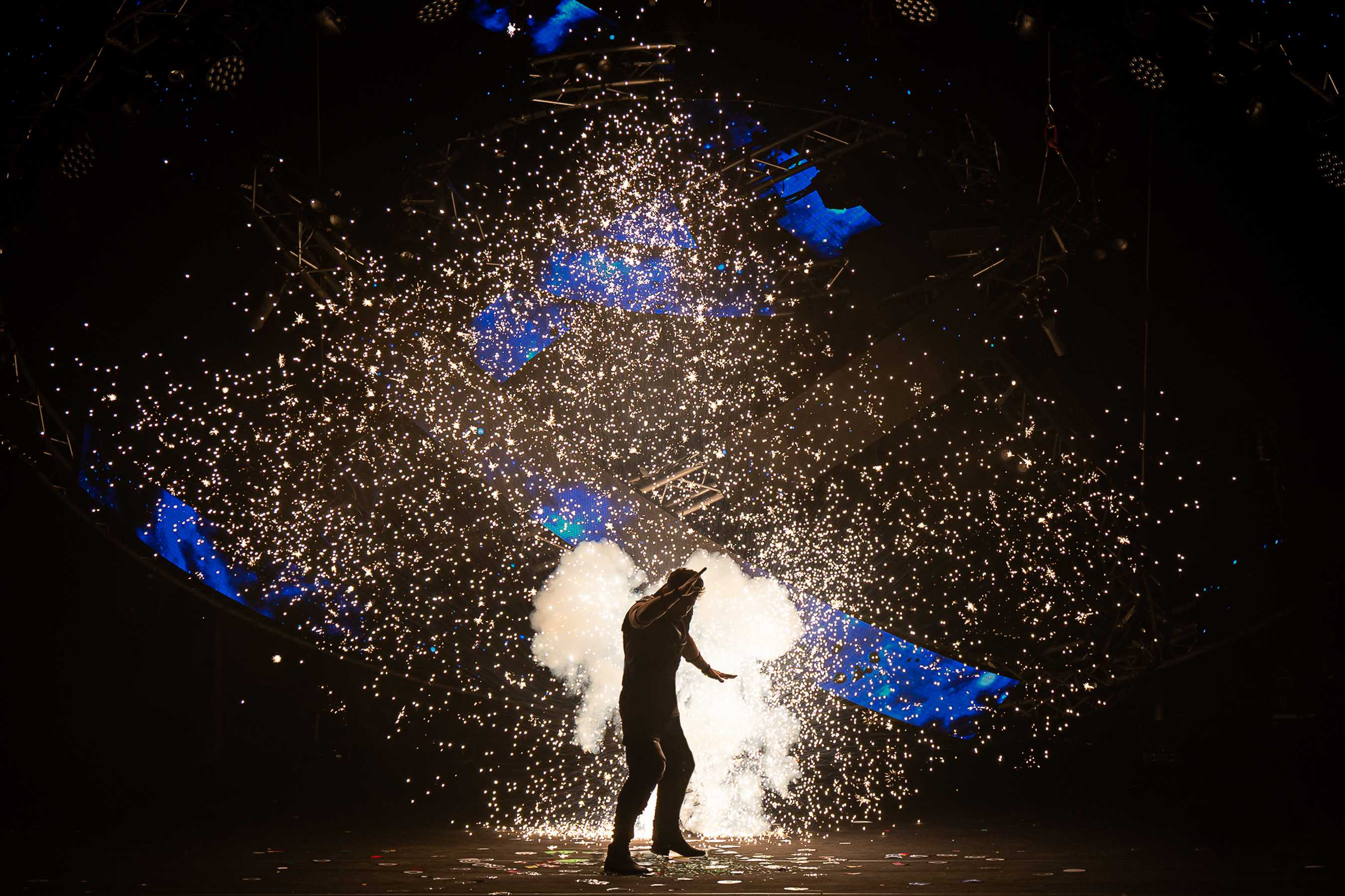 Final de Human Robot au gala FISM, Florian Sainvet sous une pluie d’étincelles